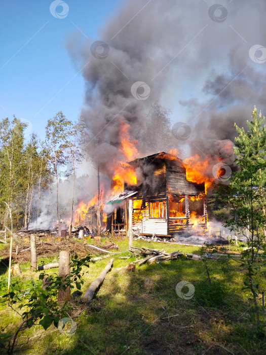 Скачать Загородный дом в клубах дыма от пожара фотосток Ozero
