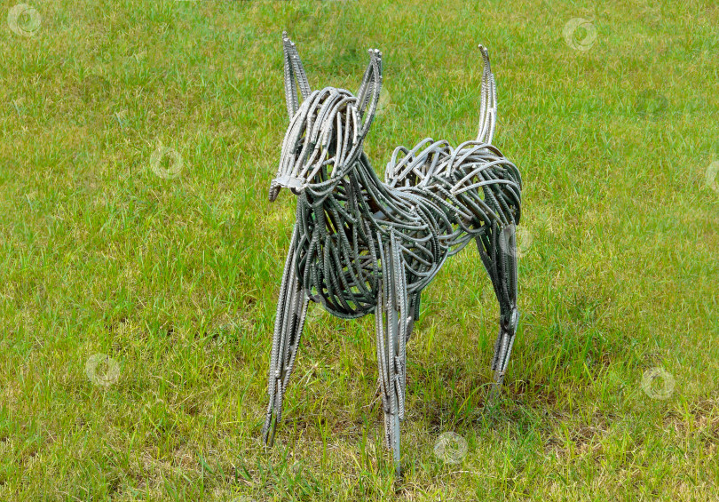 Скачать Собака из железных прутьев фотосток Ozero