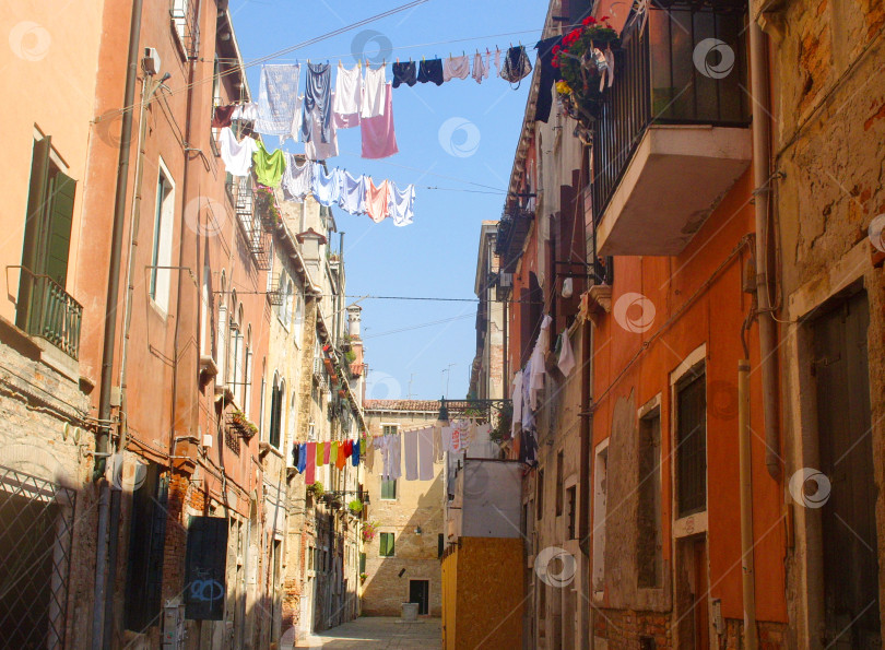 Скачать Сушка белья между зданиями на улицах Венеции фотосток Ozero