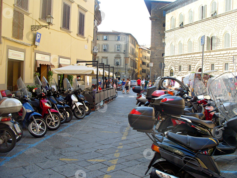 Скачать Улицы Рима. Мопеды, кафе фотосток Ozero