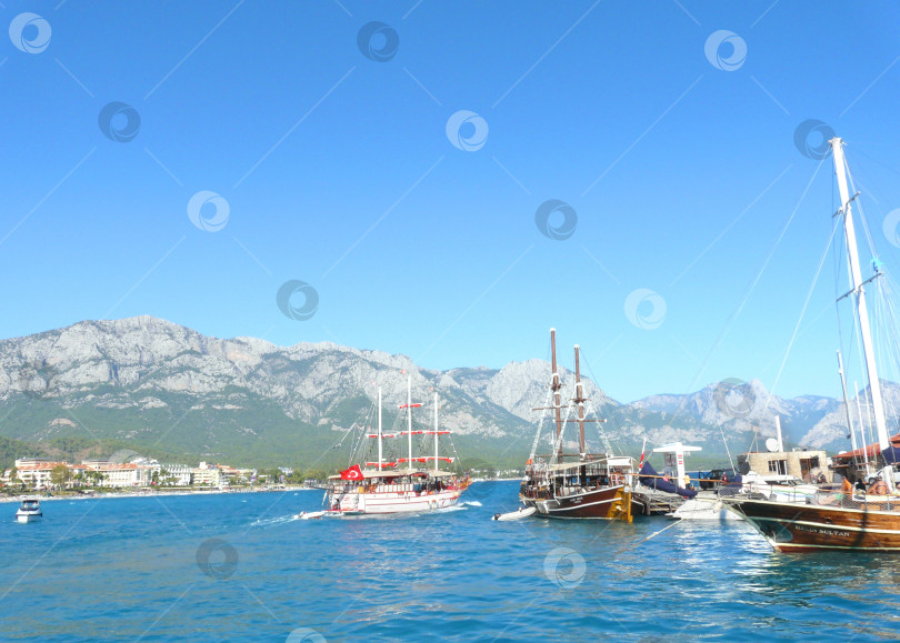 Скачать Яхты в заливе фотосток Ozero