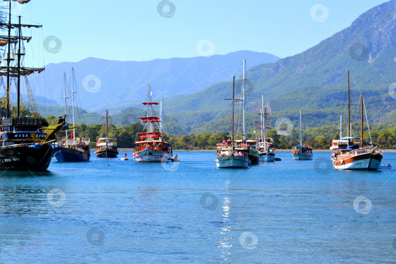 Скачать Яхта в бухте фотосток Ozero