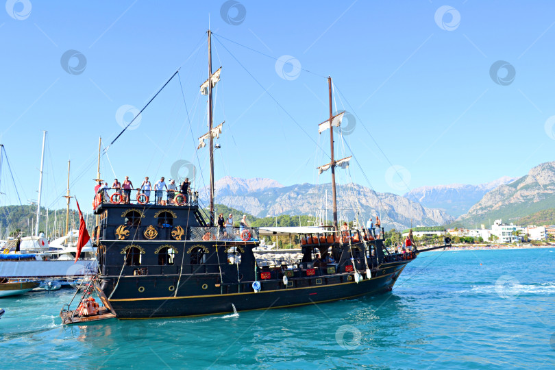 Скачать Яхта в море фотосток Ozero