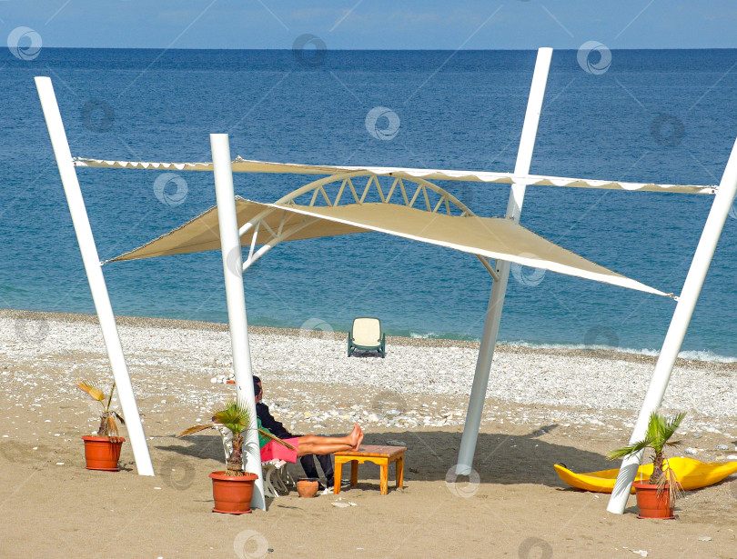 Скачать Зона спасателя на песчаном берегу Средиземного моря фотосток Ozero