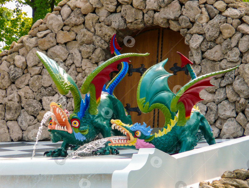 Скачать Фонтан "Каскад дракона", Каскадная шахматная гора, Петергоф, Санкт-Петербург фотосток Ozero