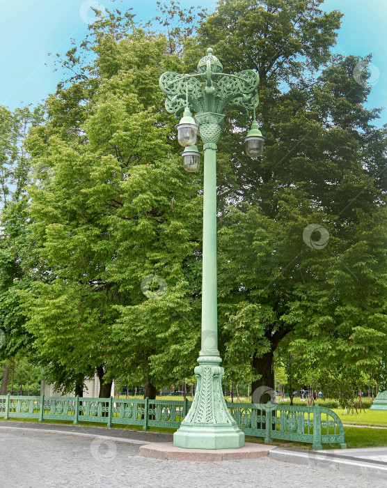 Скачать Уличный фонарь с фонарями в городском парке Кронштадта фотосток Ozero
