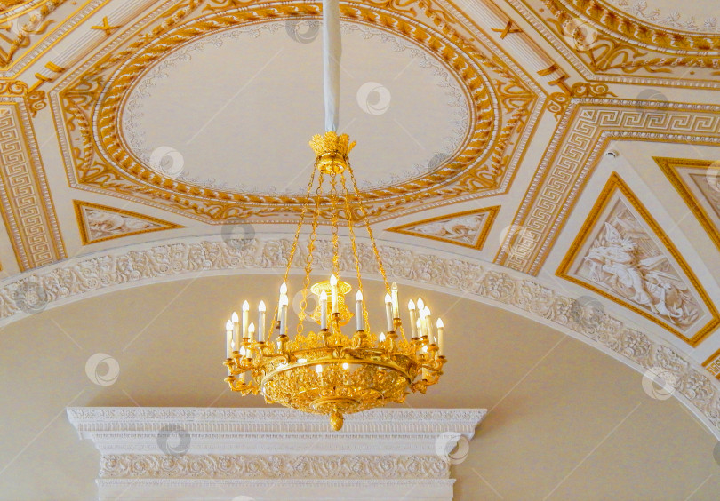 Скачать Люстра с позолоченными подсвечниками фотосток Ozero