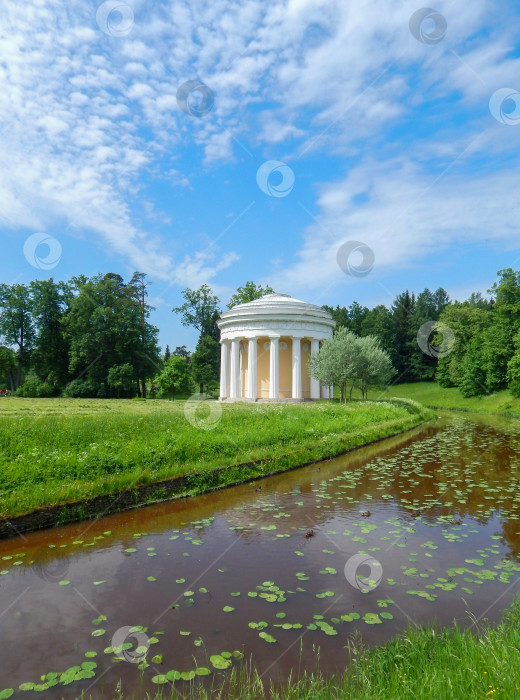 Скачать Храм дружбы в Павловске, недалеко от Санкт-Петербурга, Россия. Территория Павловского парка фотосток Ozero
