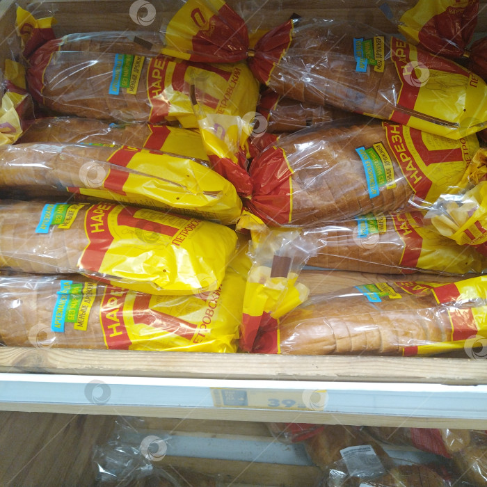 Скачать Отдел батонов в магазине "Пятёрочка". фотосток Ozero