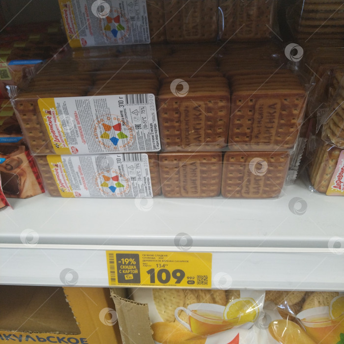 Скачать Отдел печений в магазине "Пятёрочка". фотосток Ozero