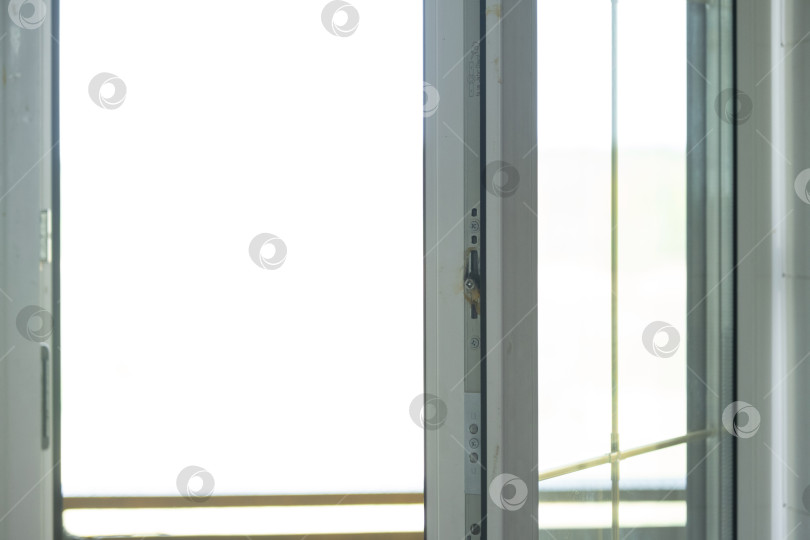 Скачать Окно мансардное изнутри дома с пластиковым стеклопакетом, чистое стекло после мытья окон, открытое и закрытое окно, оконная фурнитура фотосток Ozero