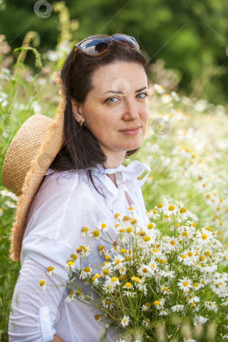 Скачать Портрет молодой брюнетки крупным планом на ромашковом поле фотосток Ozero