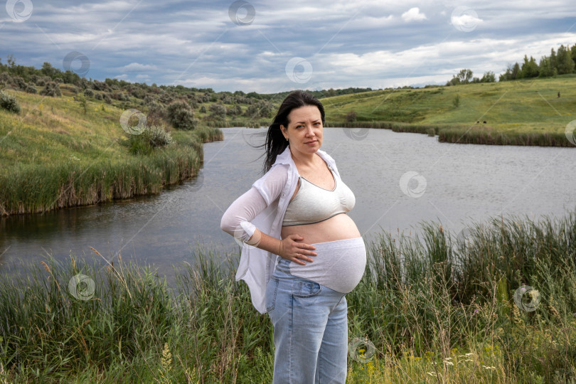 Скачать портрет беременной женщины на природе фотосток Ozero