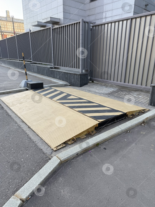 Скачать Автоматизированный шлагбаум для парковки автомобилей в городских условиях, подчеркивающий современный дизайн инфраструктуры фотосток Ozero