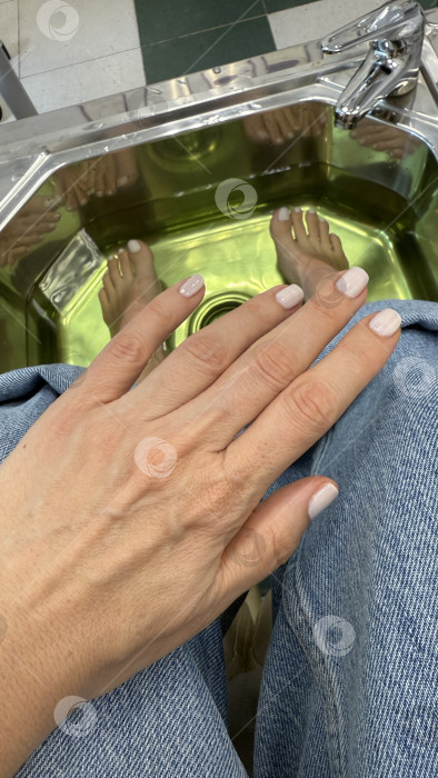 Скачать Сеанс педикюра и маникюра с погружением женских рук и ног в спа-воду для расслабления фотосток Ozero