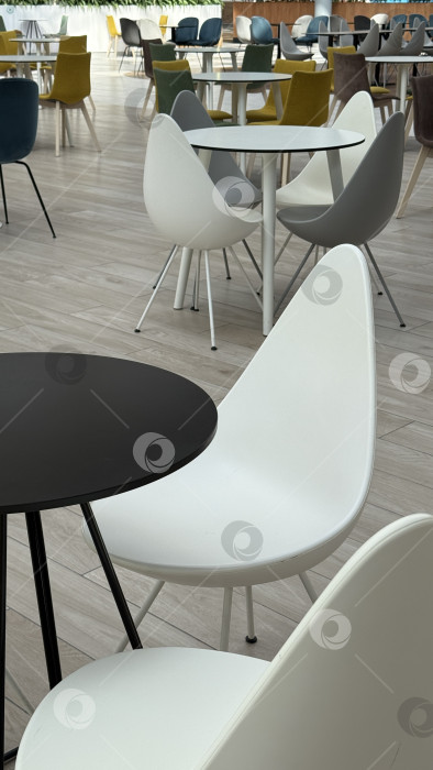 Скачать Пустой современный кафетерий со стильными стульями и круглыми столами, идеально подходящий в качестве декорации или места для копирования фотосток Ozero