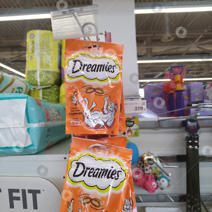 Скачать Отдел лакомства для кошек в магазине "Магнит". фотосток Ozero