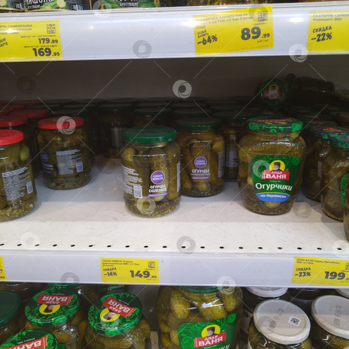 Скачать Отдел солёных огурцов в магазине "Магнит". фотосток Ozero