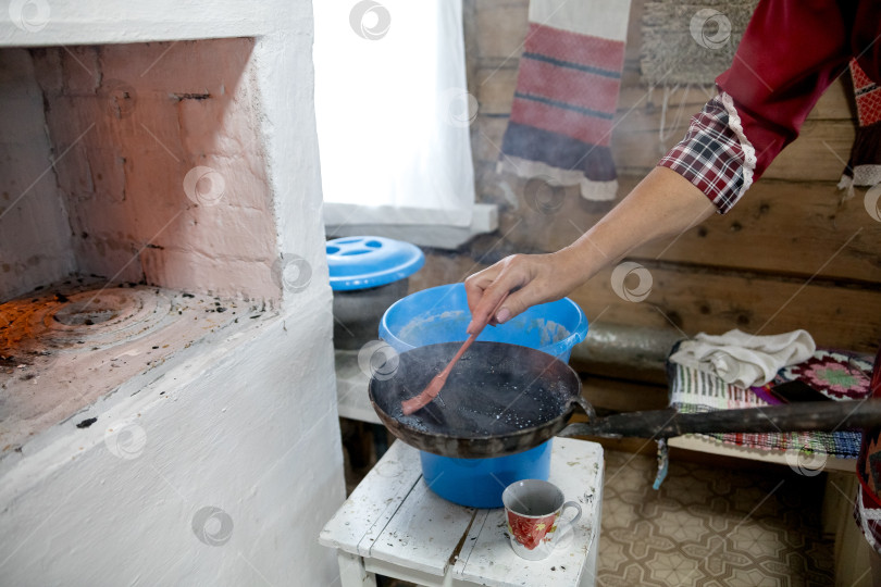Скачать готовим на сковороде в духовке. Деревенская жизнь. фотосток Ozero