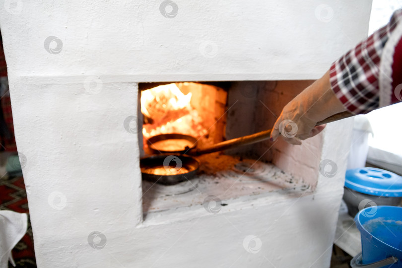 Скачать готовим на сковороде в духовке. Деревенская жизнь. фотосток Ozero