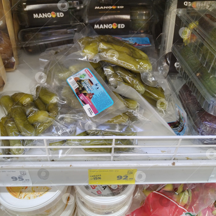 Скачать Отдел солёных огурцов в магазине "Магнит". фотосток Ozero