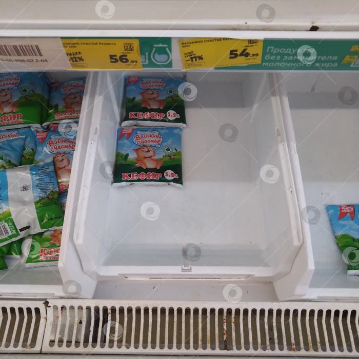 Скачать Отдел кефира в магазине "Магнит". фотосток Ozero