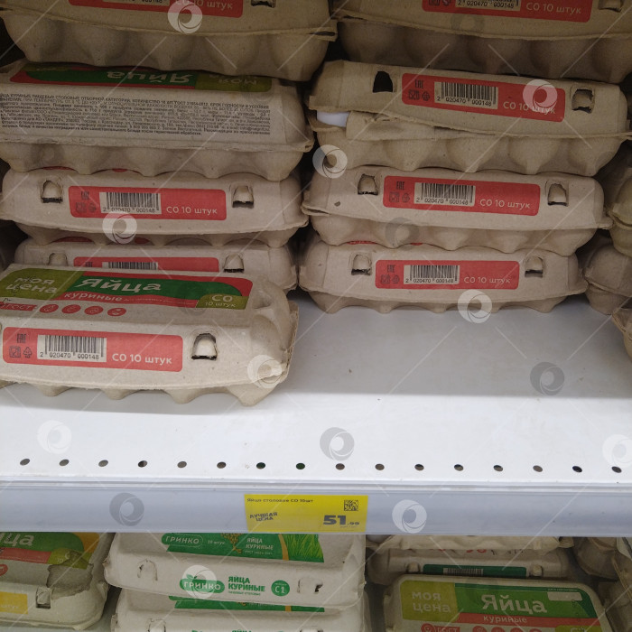 Скачать Отдел отборных куриных яиц в магазине "Магнит". фотосток Ozero