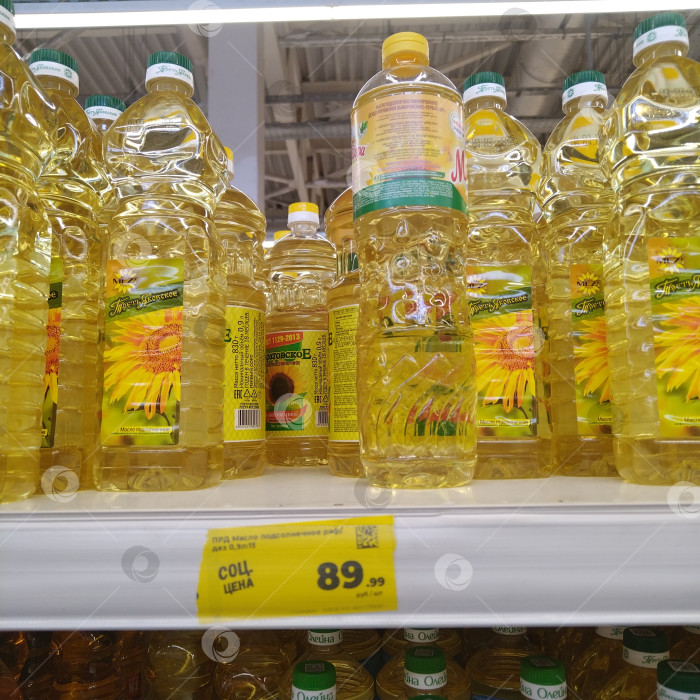 Скачать Отдел подсолнечного масла в магазине "Магнит". фотосток Ozero