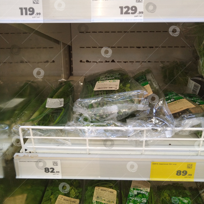 Скачать Отдел зелени в магазине "Магнит". фотосток Ozero