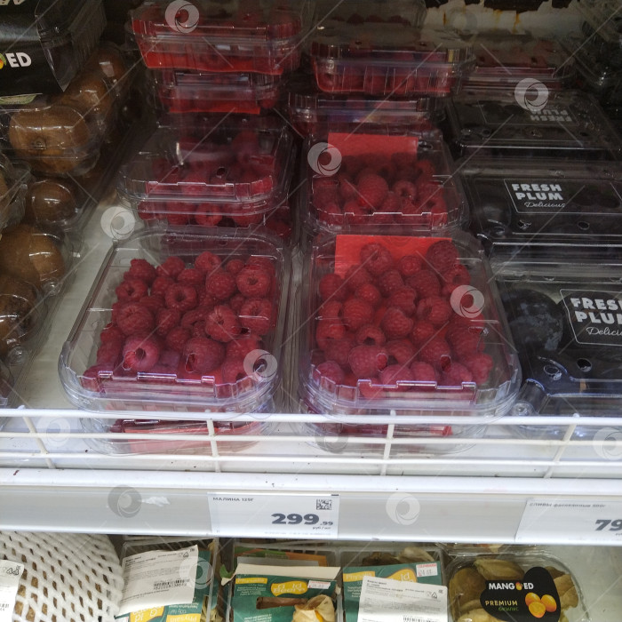Скачать Отдел малины в магазине "Магнит". фотосток Ozero