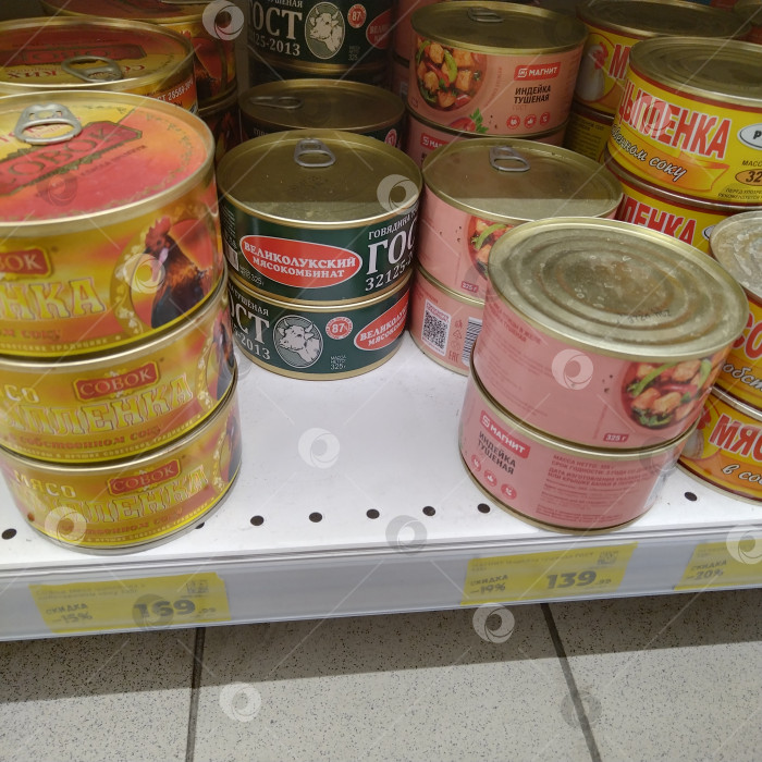 Скачать Отдел тушёнки в магазине "Магнит". фотосток Ozero