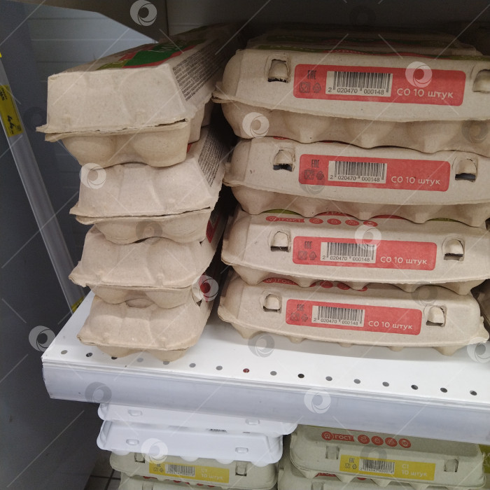 Скачать Отдел отборных куриных яиц в магазине "Магнит". фотосток Ozero