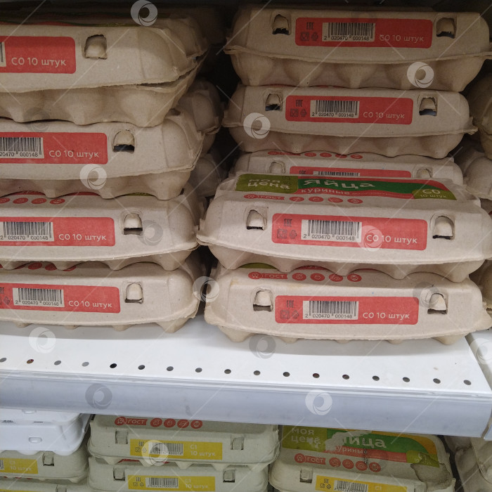 Скачать Отдел отборных куриных яиц в магазине "Магнит". фотосток Ozero