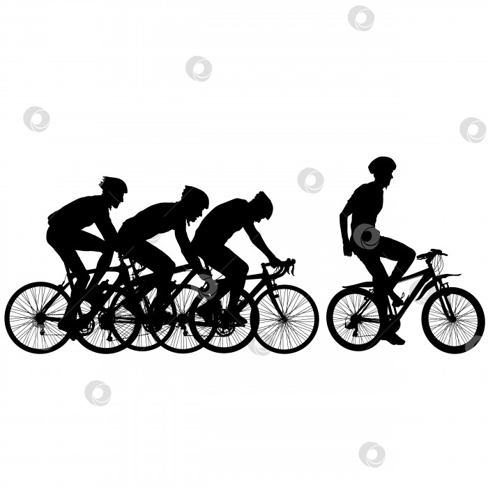 Скачать Силуэты гонщиков на велосипедах, сражающихся на финишной прямой фотосток Ozero