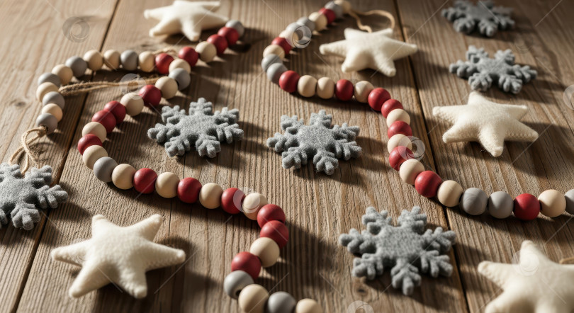 Скачать Рождественская елка, украшенная натуральными украшениями, такими как сушеный апельсин и деревянная звезда. Праздничный фон для зимнего сезона. фотосток Ozero