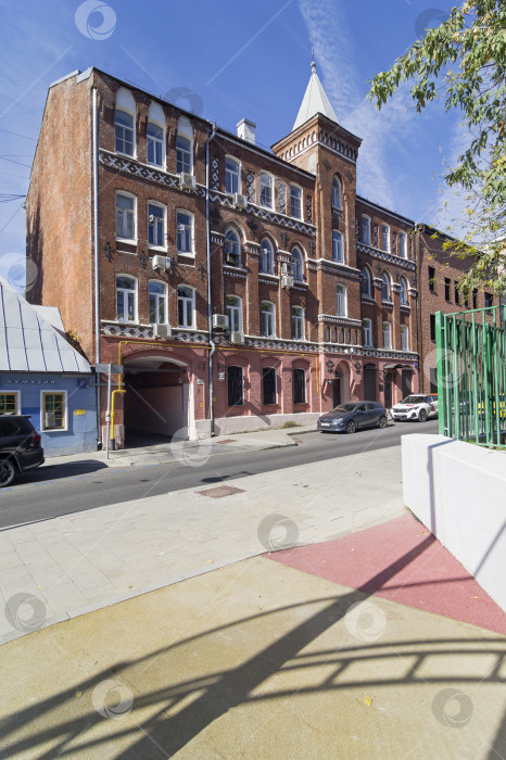 Скачать Старый многоквартирный дом в центре Москвы. фотосток Ozero