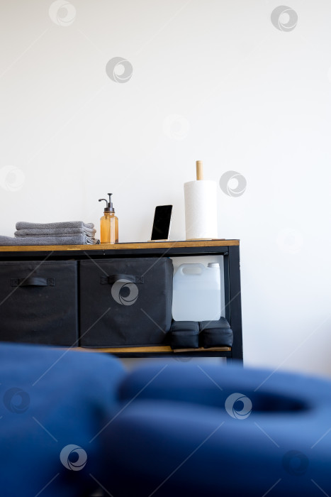 Скачать крупный план подголовника кушетки. Подставка для лица на массажном столе с полотенцем наготове для клиента фотосток Ozero