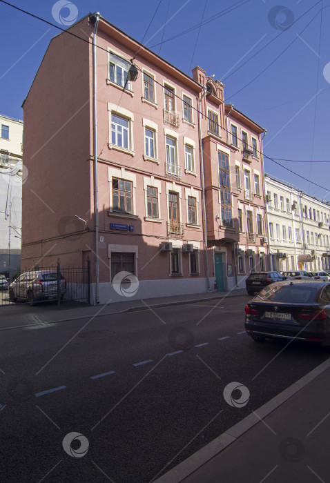 Скачать Старый многоквартирный дом в центре Москвы. фотосток Ozero