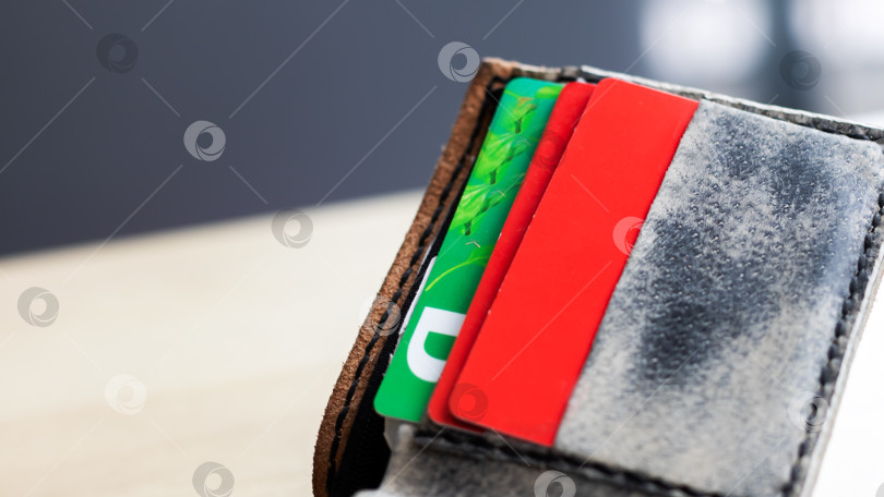 Скачать Стильный кошелек с зеленой картой и буквой d на ней фотосток Ozero