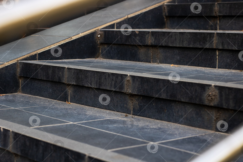 Скачать Детальный вид лестницы крупным планом с прочными металлическими перилами фотосток Ozero