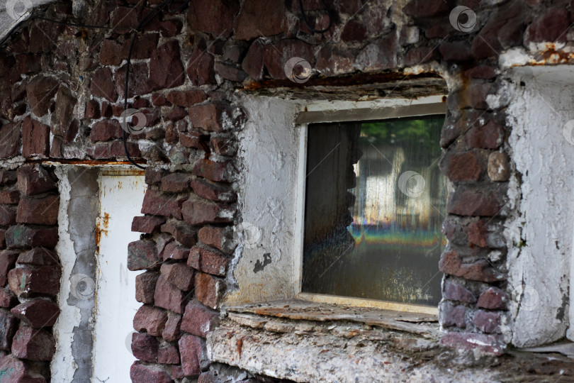 Скачать Крепкая каменная стена с врезанным в нее маленьким окошком фотосток Ozero