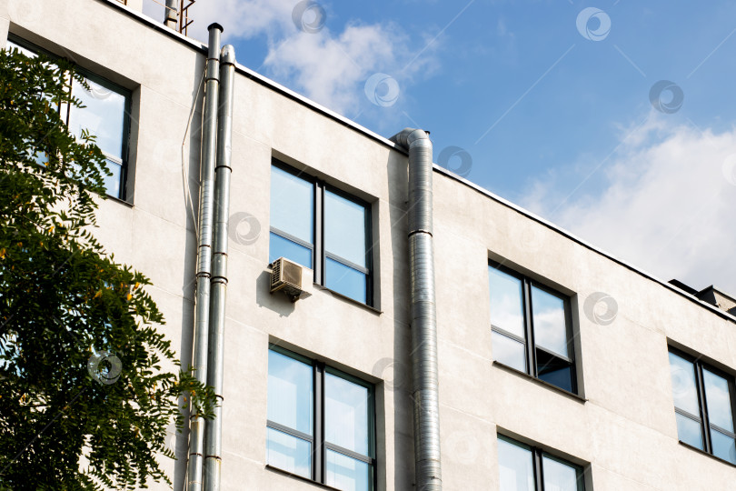 Скачать Высокое здание с многочисленными окнами и дымоходом сбоку фотосток Ozero