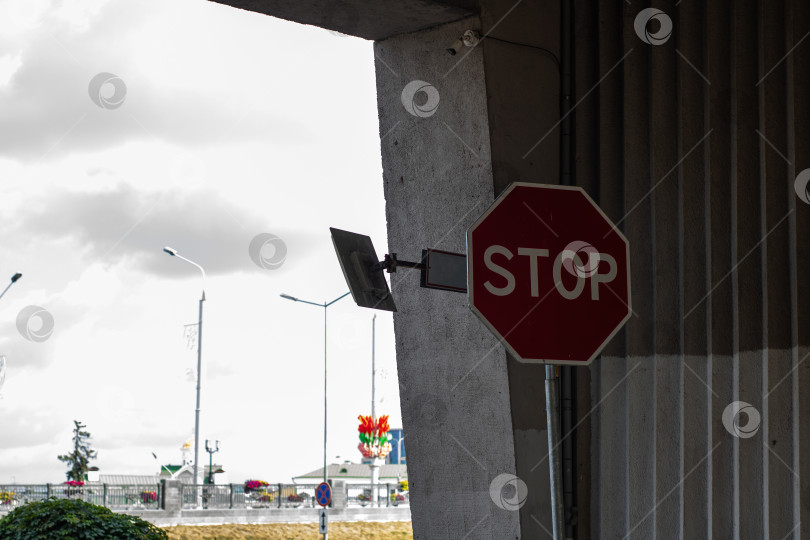 Скачать Красный знак "стоп" надежно прикреплен к старой каменной стене неподалеку фотосток Ozero