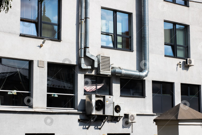 Скачать Большое здание с многочисленными окнами и кондиционерами фотосток Ozero