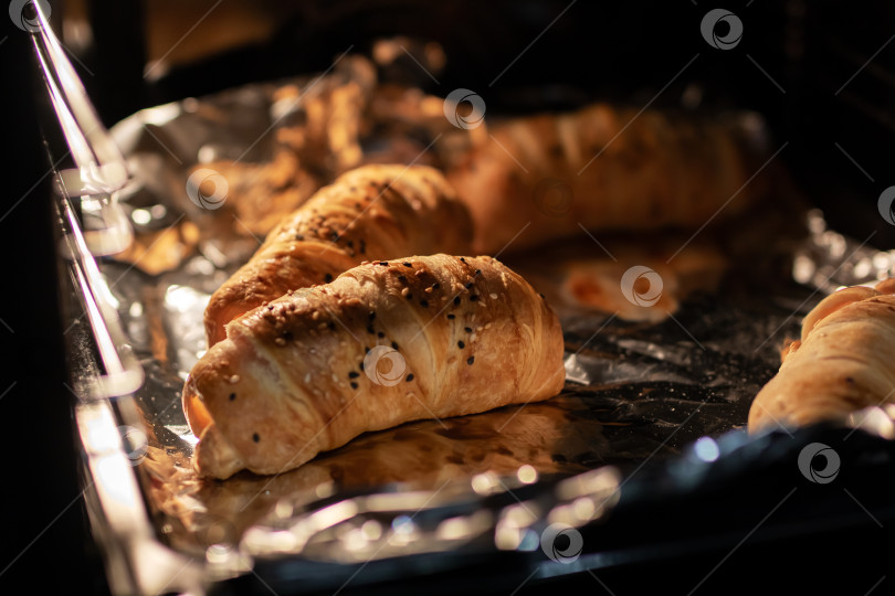 Скачать Восхитительные круассаны готовятся в теплой духовке фотосток Ozero