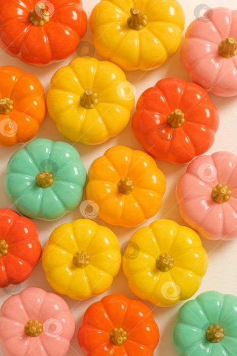 Скачать Фон с тыквами на Хэллоуин в пастельных тонах, подходящий для сезонного дизайна фотосток Ozero