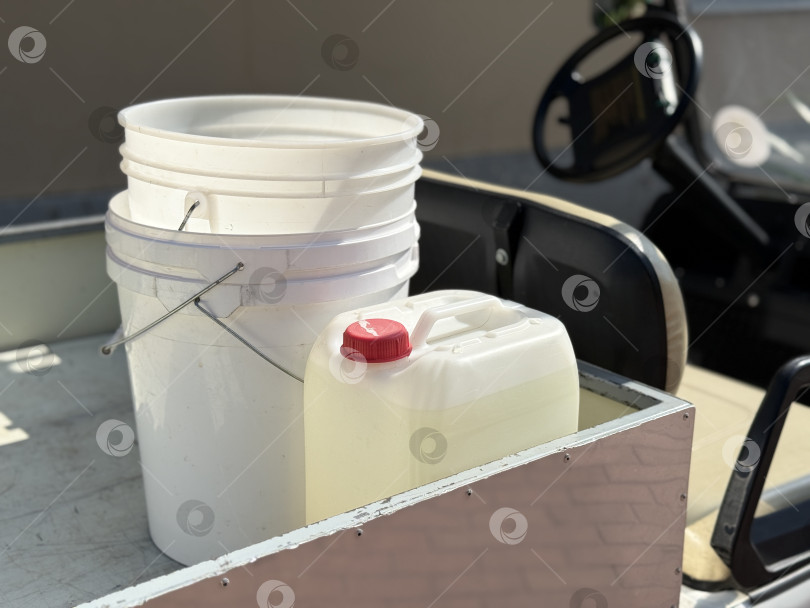 Скачать Пластиковые ведра и канистры в внедорожнике для транспортировки жидкостей или оборудования фотосток Ozero