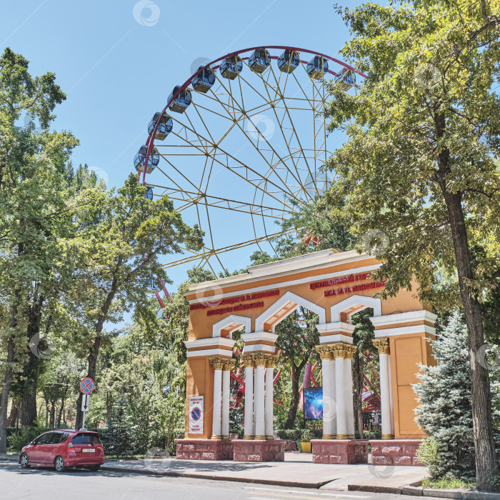 Скачать Вход в Центральный городской парк имени Панфилова с колесом обозрения фотосток Ozero