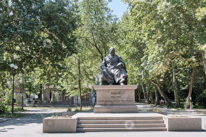 Скачать Памятник Абаю Кунанбаюулы в зеленом городском парке, Бишкек, Кыргызстан фотосток Ozero