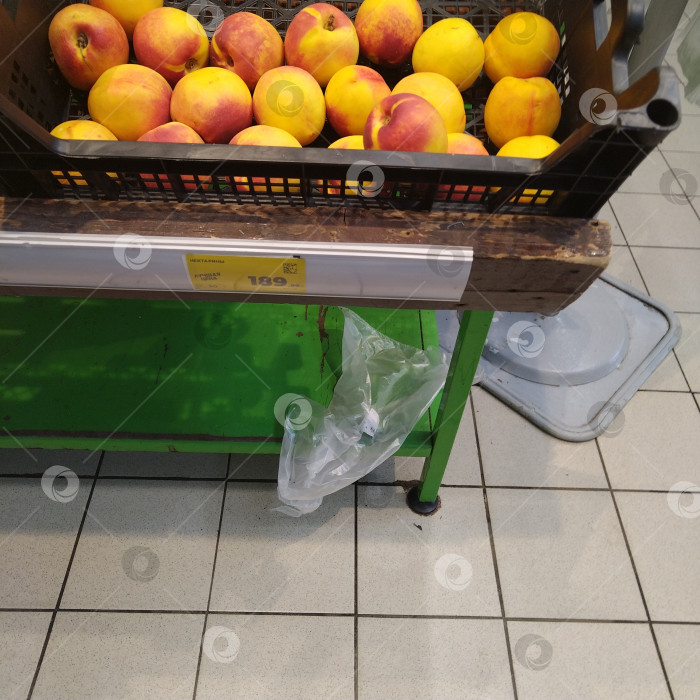 Скачать Отдел нектаринов в магазине "Магнит". фотосток Ozero